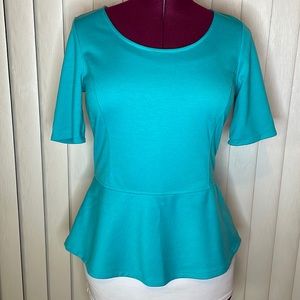 Alfani turquoise short sleeve knit top with peplum and back zipper. Size M.